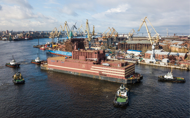 Плавучая атомная электростанция «Академик Ломоносов» покинула порт Санкт-Петербурга